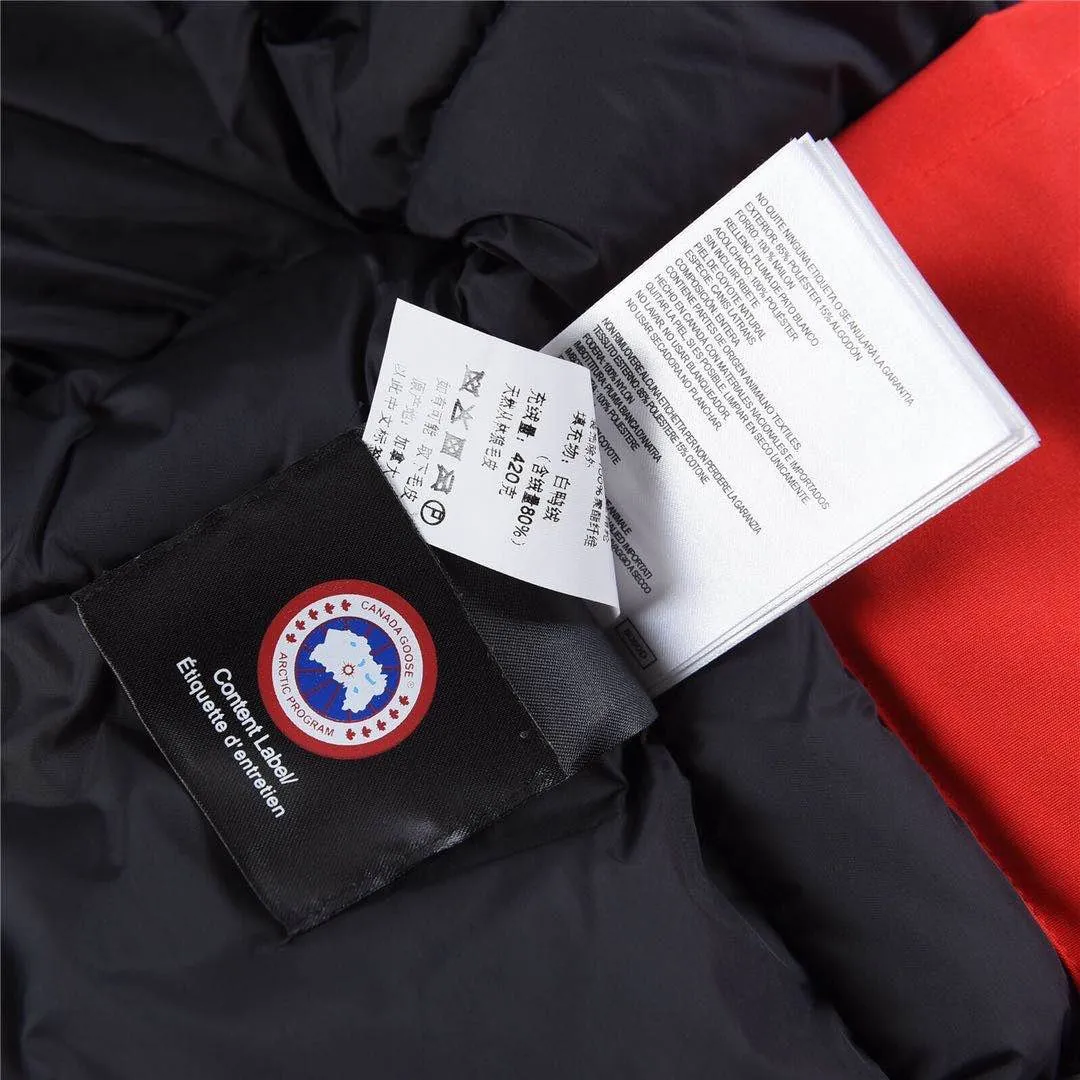 P780 with dust bag) Canada Goose Canada Goose #Expedition expedition parka classic down jacket ➖ Imported 21-count polyester-cotton blended original fabric [last year’s 16-count/18-count hard fabrics have been completely eliminated, this year all use 21-count genuine synchronized fabrics, the soft mid-band feels delicate and textured], genuine synchronized Feather-Light 10D waterproof coated fabric, made of 84.5% polyester fiber and 15.5% cotton, 100% the best feel in the entire network! ➖ The genuine official website is synchronized with the national standard 80 white duck down, you can check the official website customer service, there will never be a series of misleading claims such as 90 down or goose down! ➖ Using the best nylon lining with double double-layer sealing design, velvet-proof No. 7 needle + grid-filled down ready-made garments, there is 100% no so-called velvet running! ➖ The cuffs are designed with thickened seamless threads, and the collar and pockets are lined with top-quality polar fleece to keep you warm and comfortable! ➖ Yoshida YKK provides original custom-made electroplated sliders. YKK two-way lockable zippers are tight and smooth and will not peel off paint! ➖ 3M composite guarantees that the Velcro is the same as the original, durable, and all accessories and hardware are custom-made! ➖ Imported BEHRINGER embroidery machine to customize the 10,000-needle embroidery logo, 98% of which can be reproduced to restore the original logo. You can check and compare on the official website! ➖ The fur collars are all made of large pieces of Western Canadian blue wolf hide, ensuring that each fur collar is 13-15cm wide! 08 models for men and women SIZE: XS S M L XL XXL